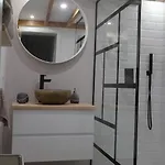 Apartmán The Rooftop - A Trendy New With Airconditioning, Large Terrace & Free Parking