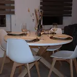 Apartmán The Rooftop - A Trendy New With Airconditioning, Large Terrace & Free Parking *